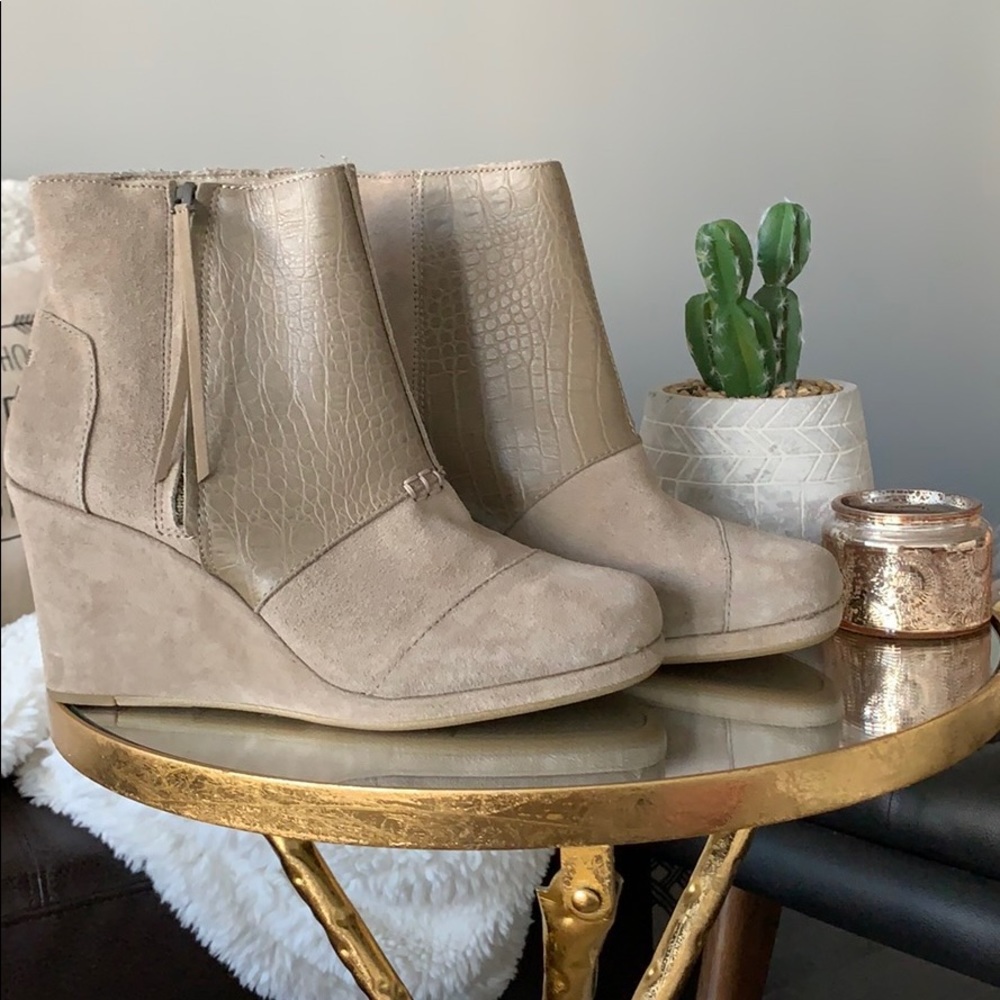 ••SOLD••NEW* TOMS Desert Wedge Suede Croc 🐊👢